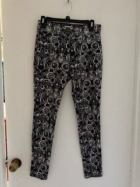 Abercrombie & Fitch black and white floral print leggings in size Medium.